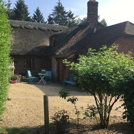 Thatched Cottage Пулборо Екстер'єр фото
